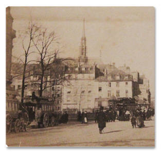 Photographie de la place saint-Michel à Paris, vers 1875. Tirage albumine de l'époque, contrecollé sur carton. Perspective depuis la fontaine photographie, vintage, tirage, albumine, place saint-michel, fontaine, paris, 1875, boulevard du palais